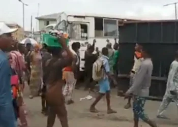 40-feet container falls off Trailer in Lagos Bridge (Video)