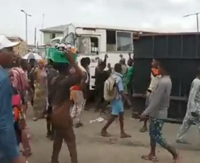 40-feet container falls off Trailer in Lagos Bridge (Video) 1 40-feet container falls off Trailer in Lagos Bridge (Video)