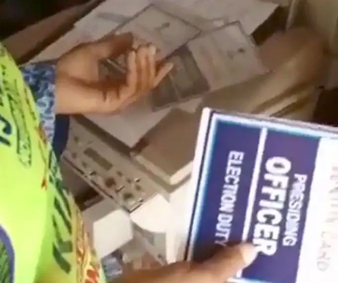 Police apprehends woman with over 550 laminated INEC materials (video) 1 Police apprehends woman with over 550 laminated INEC materials (video)