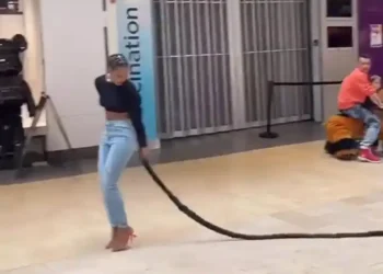 Lady draws attention with overly long hairstyle (Watch video)