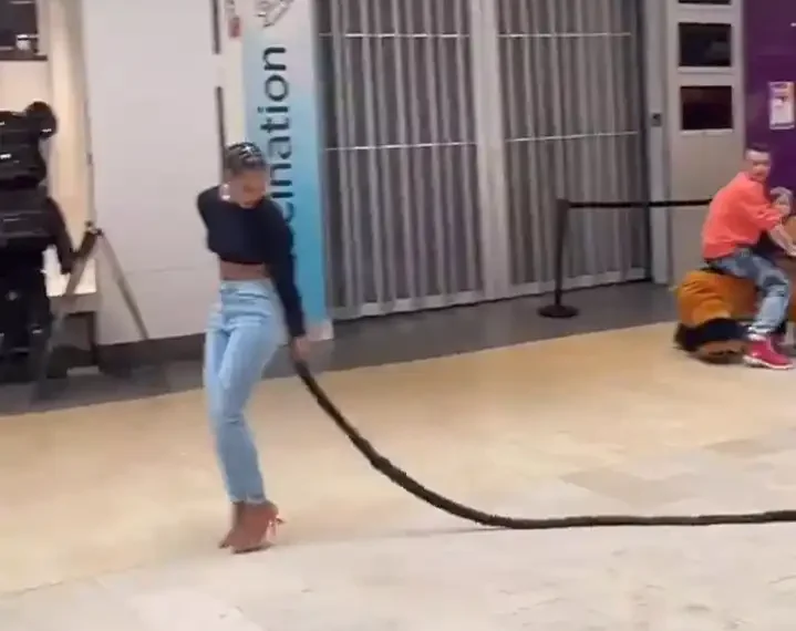 Lady draws attention with overly long hairstyle (Watch video)