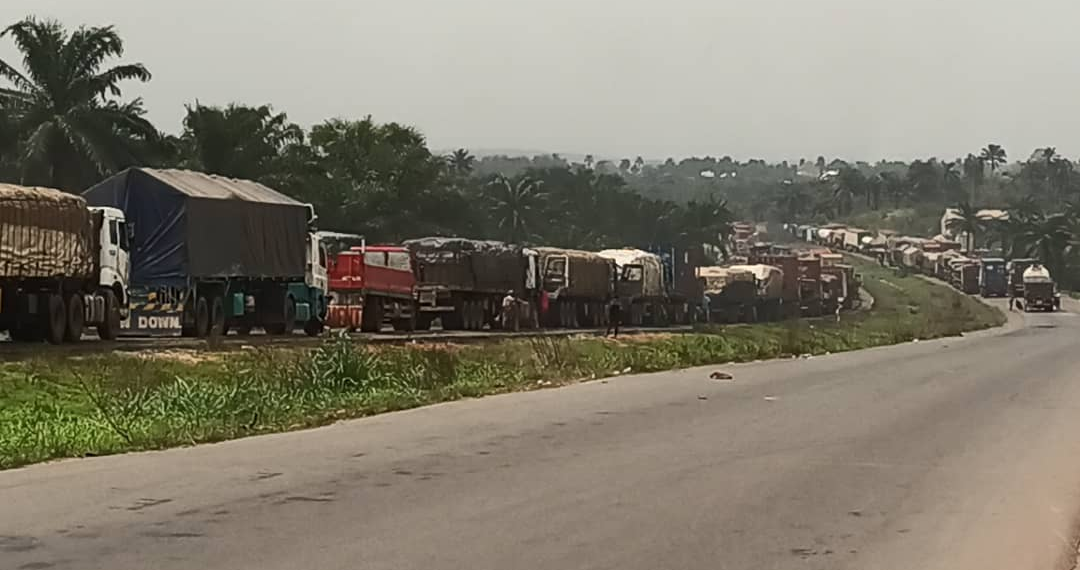 Truck drivers barricade Okigwe -Umuahia expressway over alleged shooting of driver