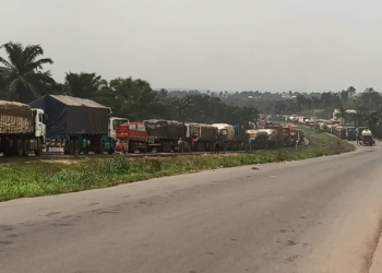 Truck drivers barricade Okigwe -Umuahia expressway over alleged shooting of driver