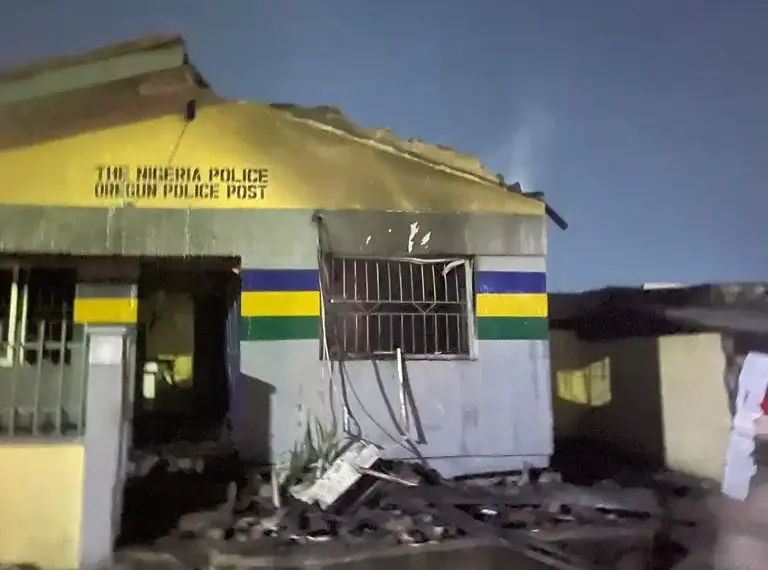 Rampaging youths set Lagos police post ablaze 1 Rampaging youths set Lagos police post ablaze