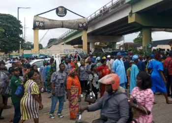 Oyo workers barricade entry and exit gates to the Oyo State secretariat