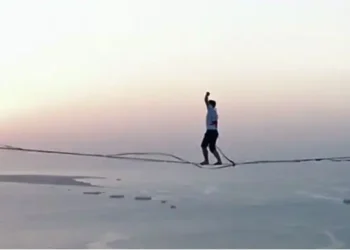 Man walks Slackline 185M above the ground in Qatar (Watch Video)