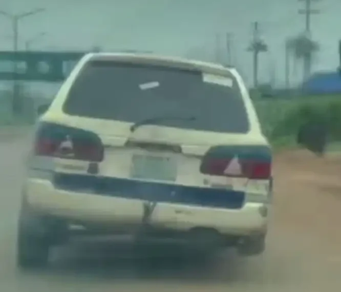Shocking: Road User Drives Car on 3 Tyres only (Watch Video) 1 Shocking: Road User Drives Car on 3 Tyres only (Watch Video)