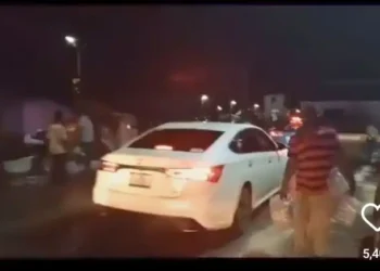 Shocking: Bayelsa residents discover and loot flood palliatives (VIDEO)