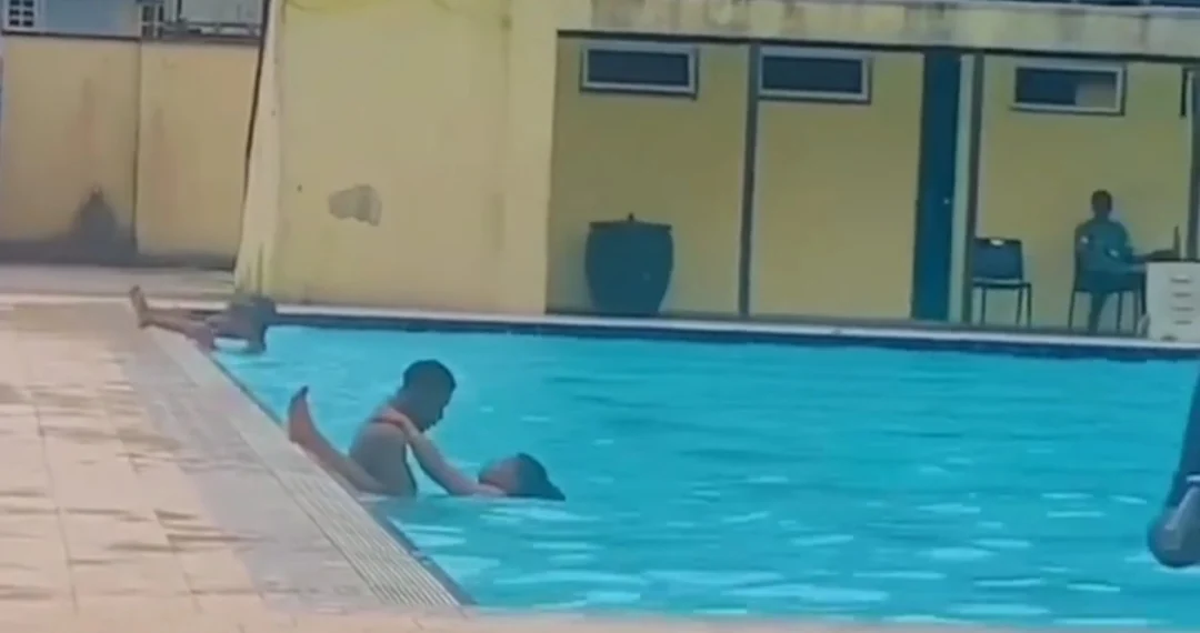 Nigerian Lady And Her Boyfriend Captured Doking Inside Swimming Pool (VIDEO) 1 Nigerian Lady And Her Boyfriend Captured Doking Inside Swimming Pool (VIDEO)