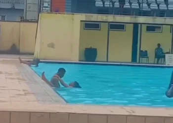 Nigerian Lady And Her Boyfriend Captured Doking Inside Swimming Pool (VIDEO)