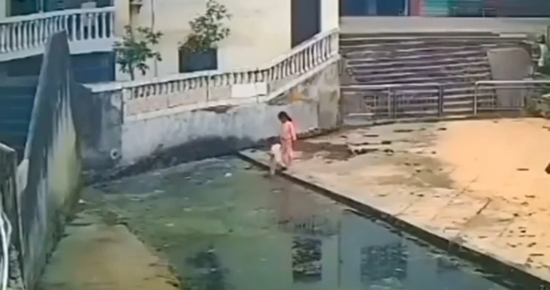 CCTV shows moment 3-year-old girl saves toddler brother from drowning (VIDEO) 1 CCTV shows moment 3-year-old girl saves toddler brother from drowning (VIDEO)
