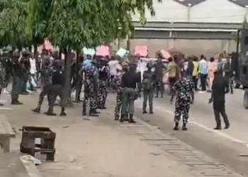 Police fires teargas at Unilag students protesting hike in school fees (Video) 9 Police fires teargas at Unilag students protesting hike in school fees (Video)