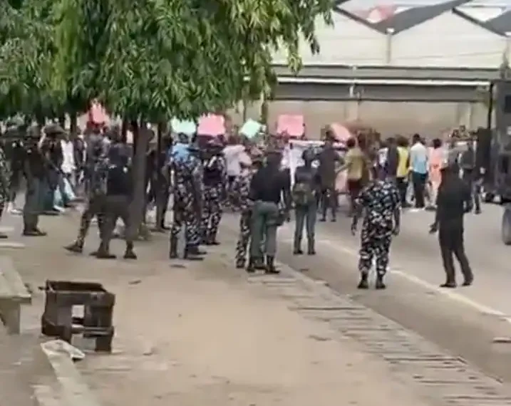 Police fires teargas at Unilag students protesting hike in school fees (Video) 1 Police fires teargas at Unilag students protesting hike in school fees (Video)