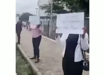 Nigerians protest against bank charges in Lagos (Video)