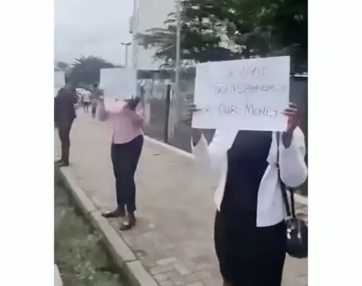Nigerians protest against bank charges in Lagos (Video) 1 Nigerians protest against bank charges in Lagos (Video)