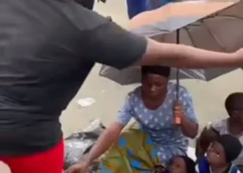 Drama as passer-by rakes at able-bodied woman for using children to beg in Rivers State (Video)