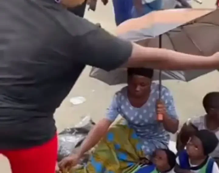 Drama as passer-by rakes at able-bodied woman for using children to beg in Rivers State (Video) 1 Drama as passer-by rakes at able-bodied woman for using children to beg in Rivers State (Video)