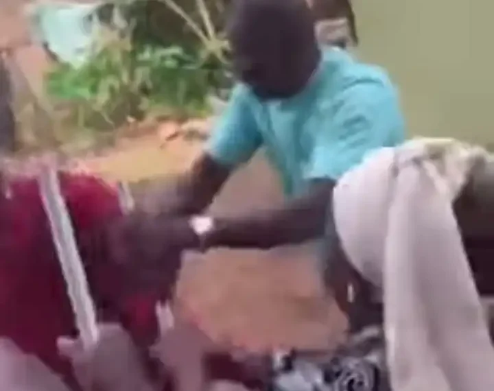 APC Chairman and Ondo Commissioner fights over palliative (video) 1 APC Chairman and Ondo Commissioner fights over palliative (video)