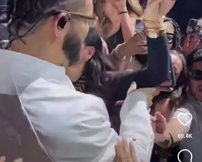 Did she do too much? Watch moment Drake pushes fan off him in Dallas (Video) 1 Did she do too much? Watch moment Drake pushes fan off him in Dallas (Video)