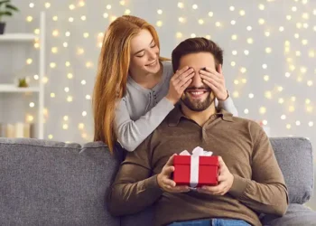 8 Romantic Gestures To Make Your Partner Stick To You Forever