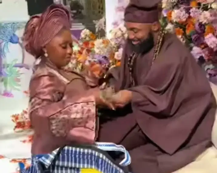 Dramatic Bride Storms Her Wedding With "Ghana must go" bag to Collect Money From Her Husband (VIDEO) 1 Dramatic Bride Storms Her Wedding With “Ghana must go” bag to Collect Money From Her Husband (VIDEO)
