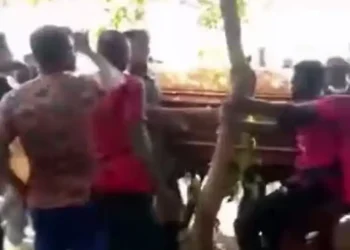 Commotion as pallbearers struggle with corpse that refused to be buried (VIDEO)