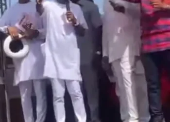 See reactions as Arthur Eze gives Gov. Soludu ₦5 billion to share to Ndị Anambra (video)