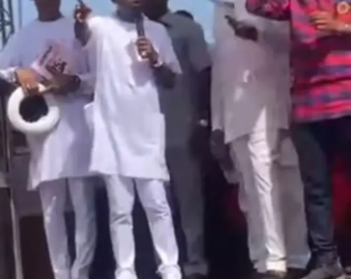 See reactions as Arthur Eze gives Gov. Soludu ₦5 billion to share to Ndị Anambra (video) 1 See reactions as Arthur Eze gives Gov. Soludu ₦5 billion to share to Ndị Anambra (video)