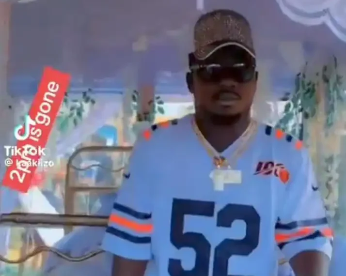 Corpse of Ghanian rapper, 2 p.m., made to stand at his burial (Video) 1 Corpse of Ghanian rapper, 2 p.m., made to stand at his burial (Video)