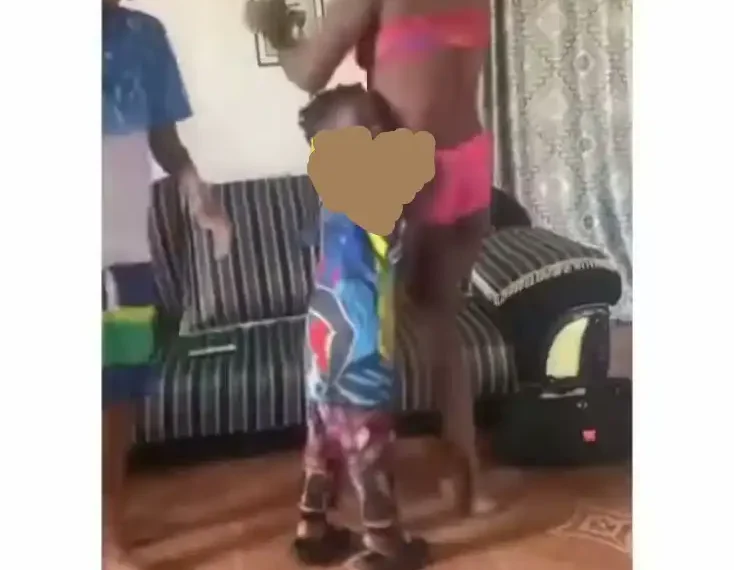 Trending video of woman dancing with her kids that got people talking (Video) 1 Trending video of woman dancing with her kids that got people talking (Video)