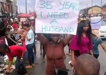 I Need a Husband: 35-year-old lady storms the street with placard