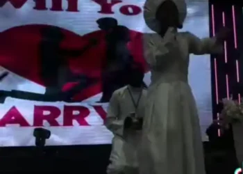 Man proposes to a lady while she was leading worship session in church (Video)