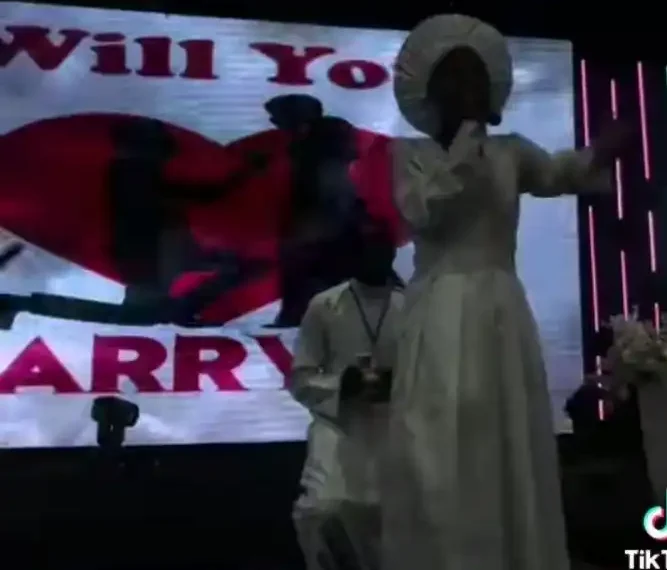 Man proposes to a lady while she was leading worship session in church (Video) 1 Man proposes to a lady while she was leading worship session in church (Video)