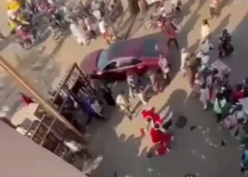 Trending video of 2 Father Christmas fighting in Lagos (Video)