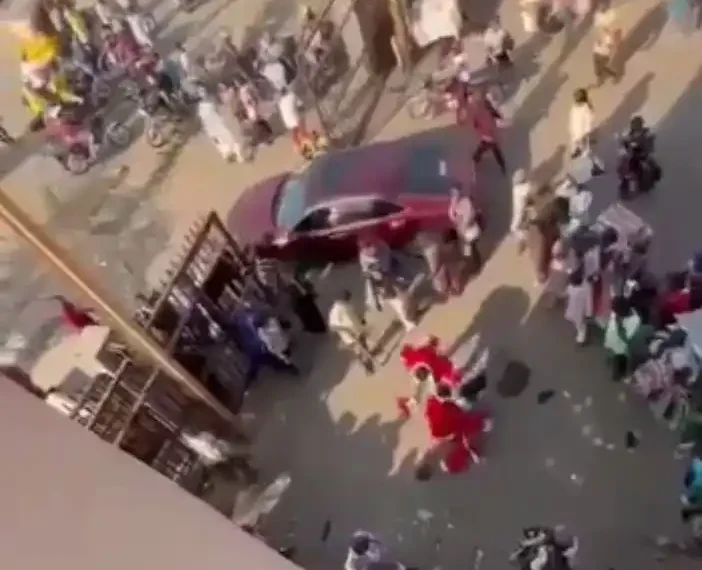 Trending video of 2 Father Christmas fighting in Lagos (Video) 1 Trending video of 2 Father Christmas fighting in Lagos (Video)