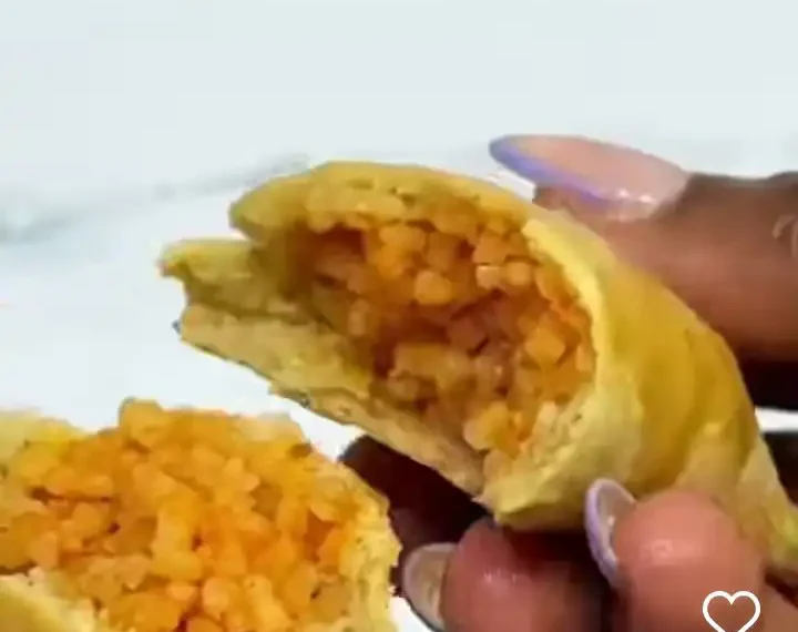 Lady discovers Jollof rice inside meat pie at Lagos Park (Video) 1 Lady discovers Jollof rice inside meat pie at Lagos Park (Video)