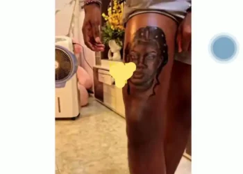 Man Tattoos Wife’s Face On His Leg Ahead of Valentine (video)