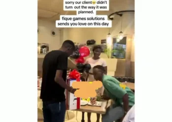 Drama as man publicly rejects surprise gifts from girlfriend on Valentine’s day (Video)