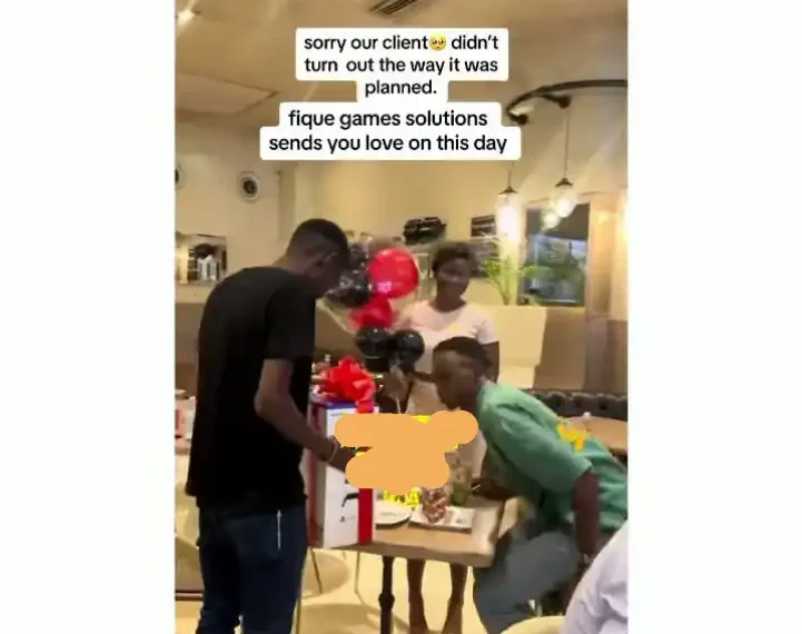 Drama as man publicly rejects surprise gifts from girlfriend on Valentine's day (Video) 1 Drama as man publicly rejects surprise gifts from girlfriend on Valentine’s day (Video)