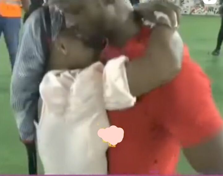 Crowd cheers as man surprises girlfriend with proposal in church following Pastor's prophecy (Video) 1 Crowd cheers as man surprises girlfriend with proposal in church following Pastor’s prophecy (Video)