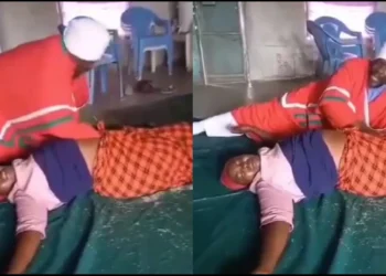Pastor Aggressively Fiñgérs A Pregnant Woman During Deliverance Session [VIDEO]