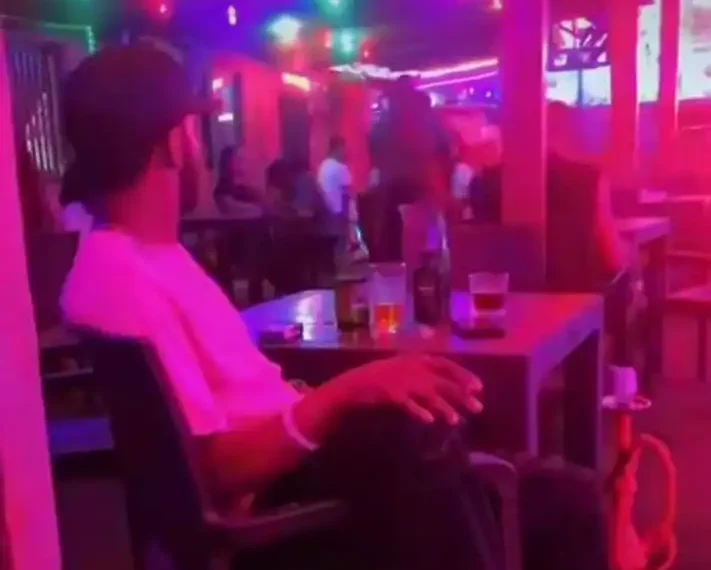 Drama as wife fights husband's side chick in a bar (video) 1 Drama as wife fights husband’s side chick in a bar (video)