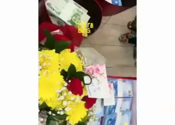 Man raises the bar as he uses bundle of cash to ask his girl to be his Valentine (Video)