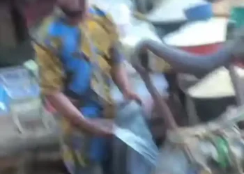 Man Breaks Down In Tears In The Market Over Shortage Of Funds To Buy Foodstuffs (Video)