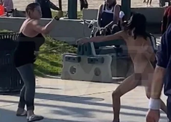Crazy nàked woman attacks people at Venice Beach [VIDEO]