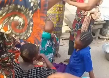 4 days without food – Yoruba widow faints with her child on her back