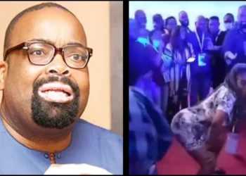 Edo LP candidate Olumide Akpata caught looking lustfully at a lady’s nyash