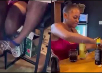 Lady caught squeezing her underwear juice into a man’s drink [VIDEO]