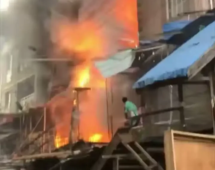 Intense Panic as Fire Engulfs Idumota Market Lagos (Video) 1 Intense Panic as Fire Engulfs Idumota Market Lagos (Video)