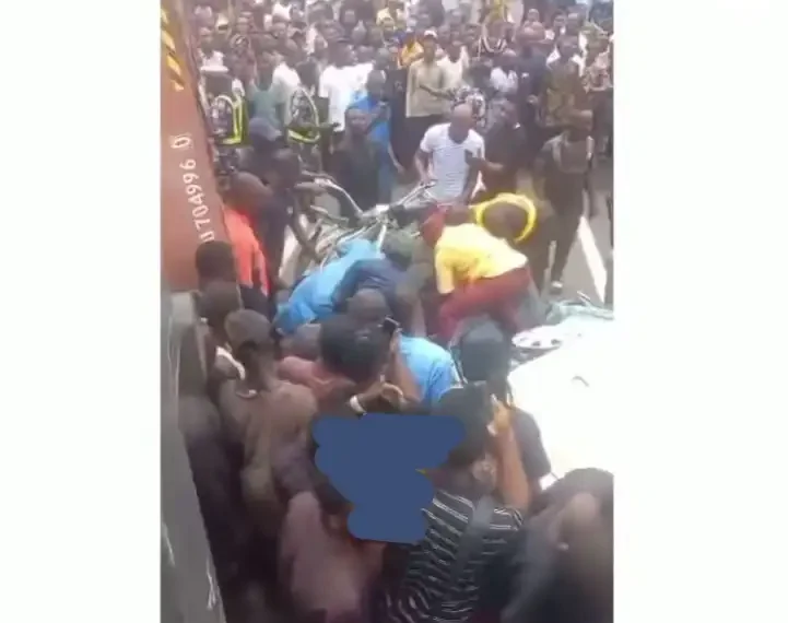 Just In: 40ft Container K!lls woman in Lagos (Video) 1 Just In: 40ft Container K!lls woman in Lagos (Video)